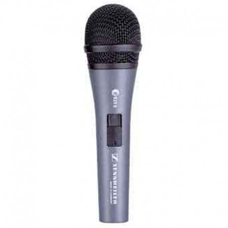 Micrófono en mano para el cardioide de Sennheiser en el escenario de Canto solista